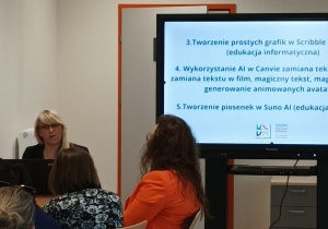 Pani Agnieszka Piekarska w trakcie omawiania tematu w czasie warsztatu