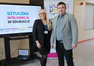 Pani Agnieszka z nauczycielem informatyki Karolem Żuchalskim