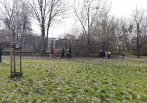 Uczniowie sprzątają w parku